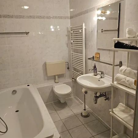 Apartmenthaus - *