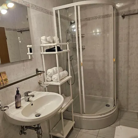 Apartmenthaus - *